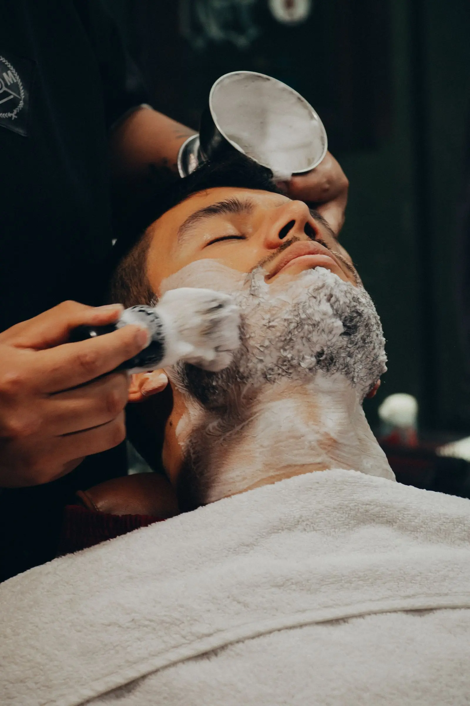 فرشاة حلاقة تنشر الرغوة على خد رجل