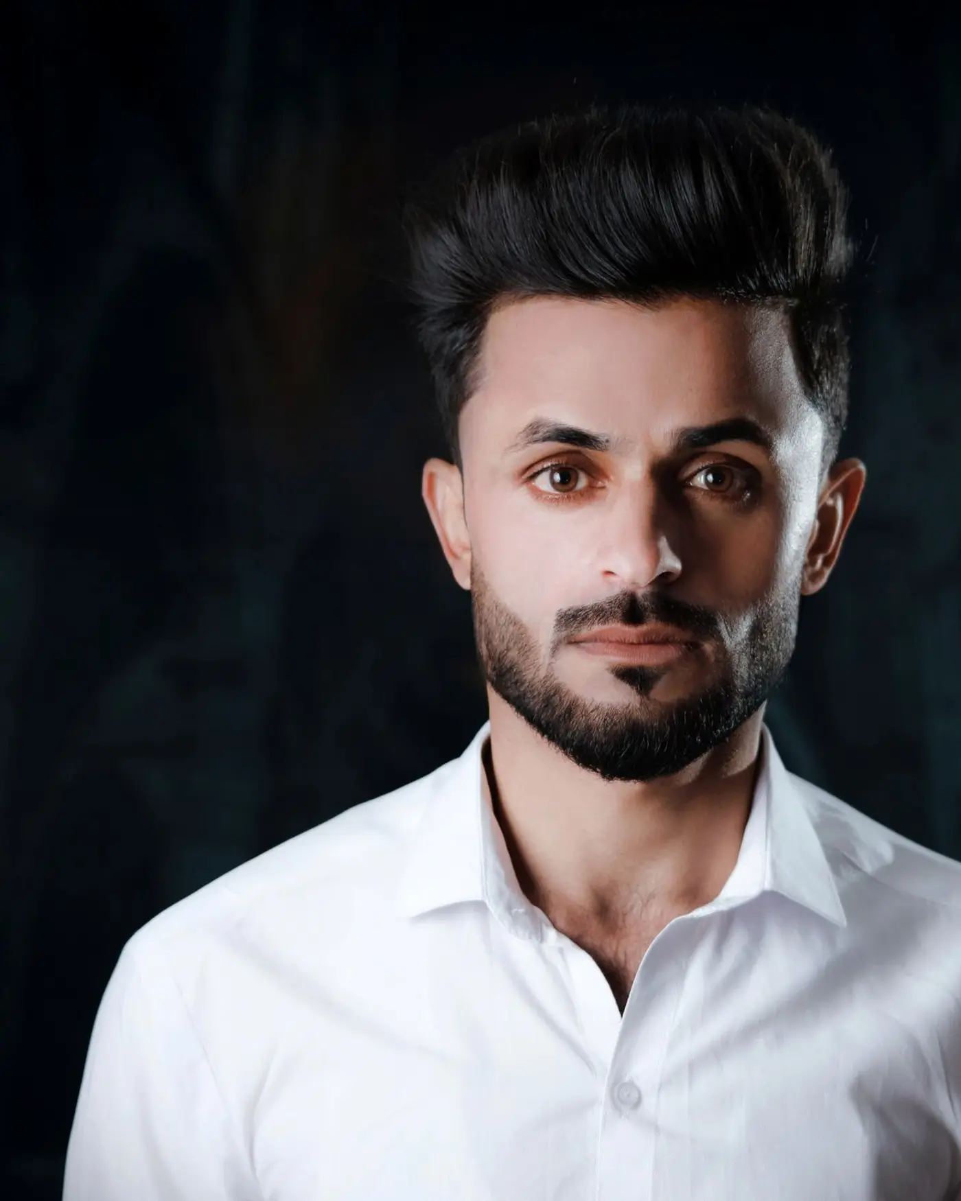 كويف مع لحية كاملة مهذبة