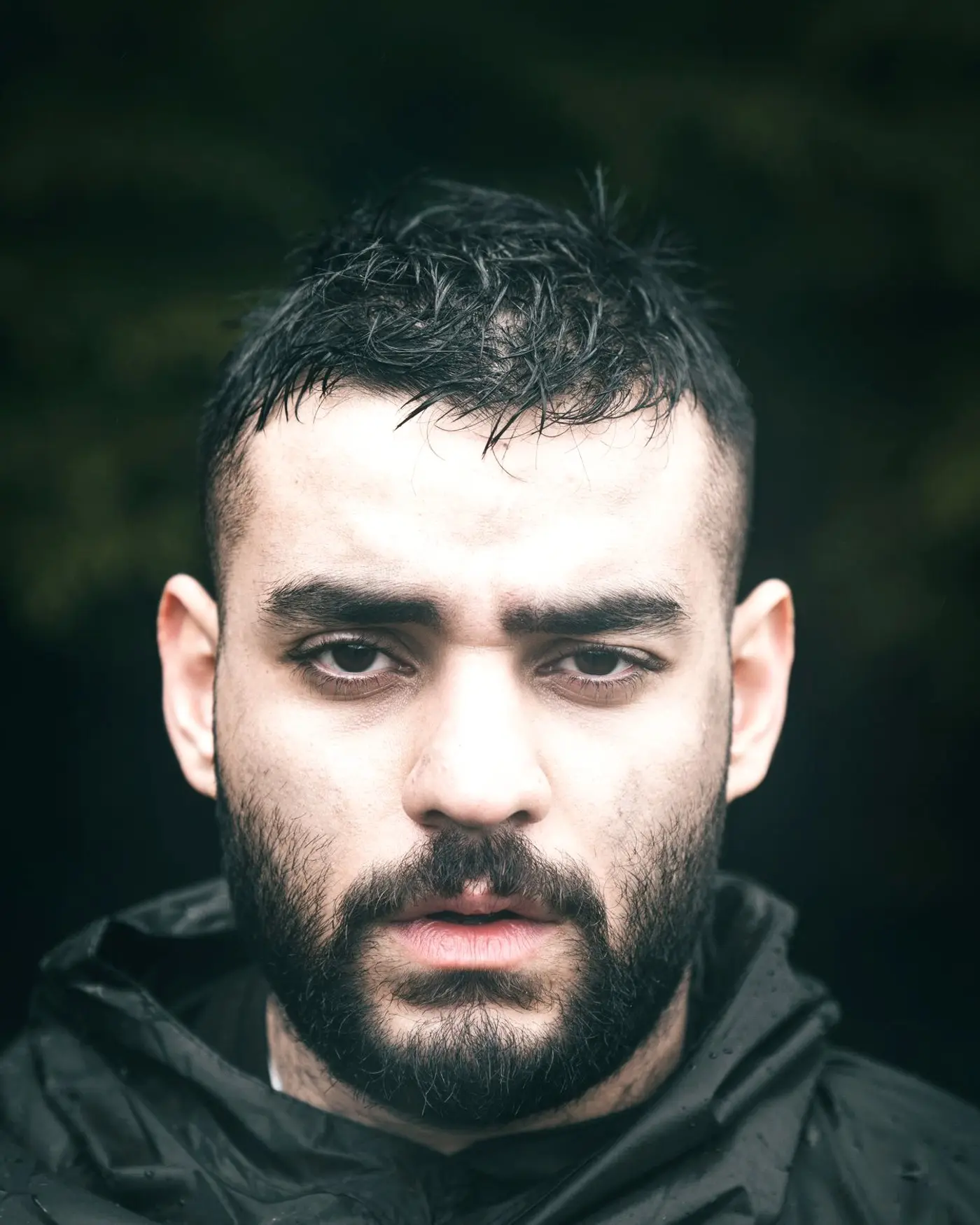 كروب قصير بملمس مع لحية كاملة