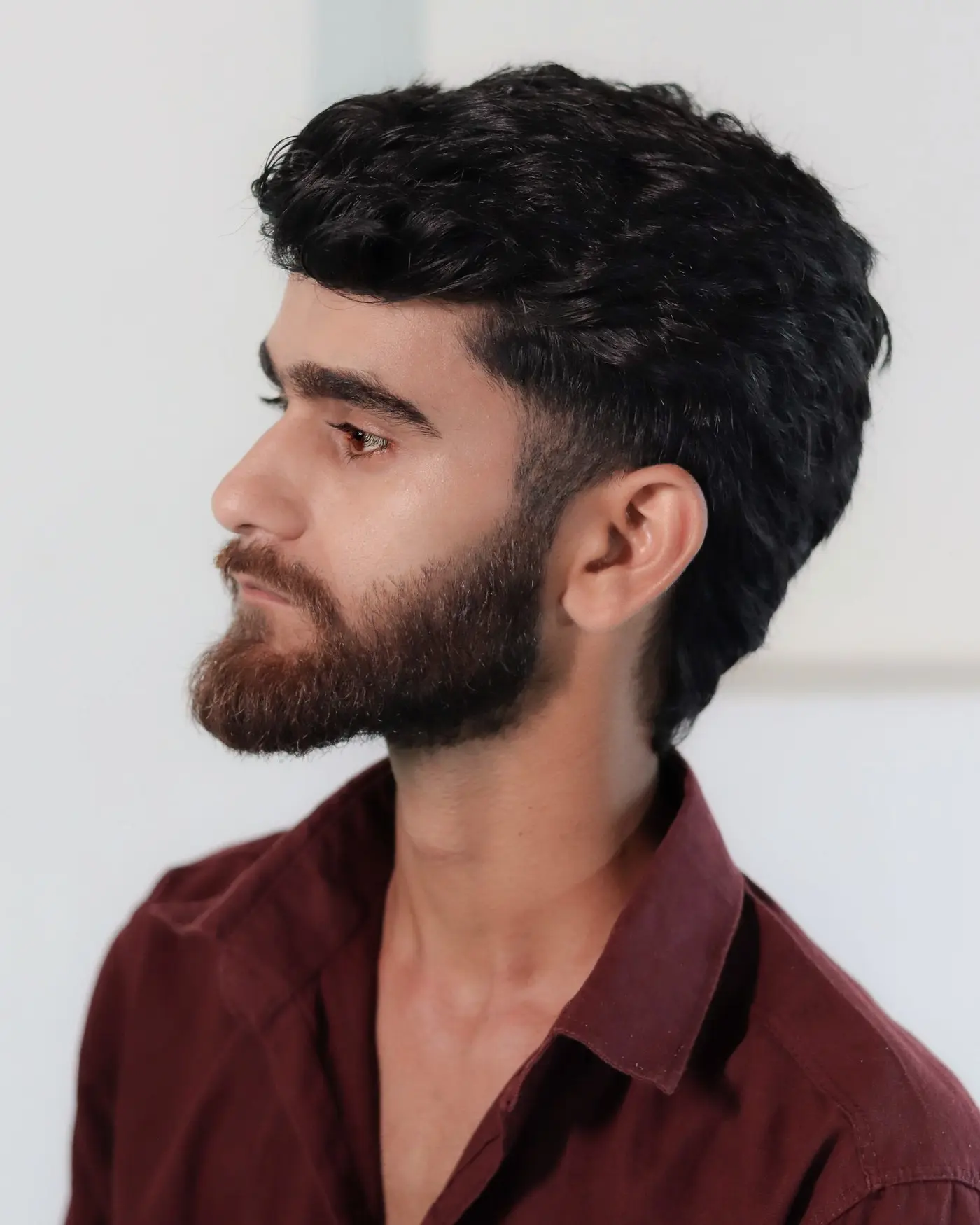 شعر مجعّد بملمس مع لحية مهذبة